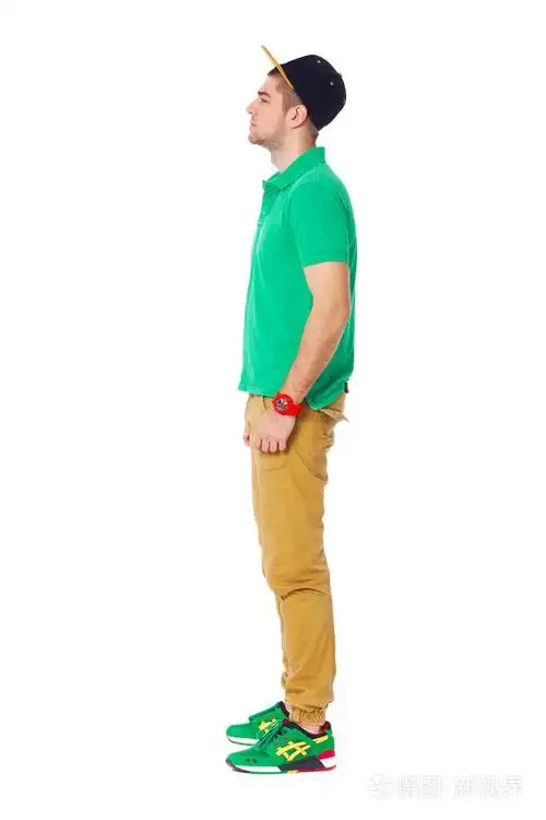 通体侧面肖像的年轻人站在工作室孤立无援