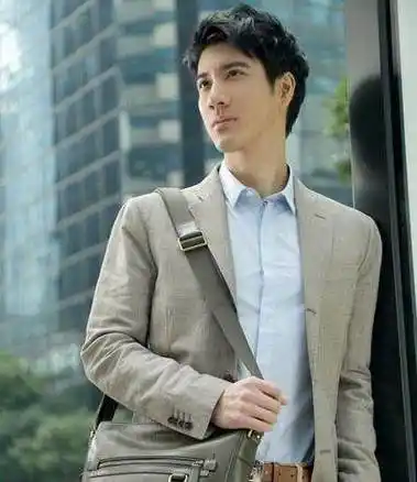 今天,就和小编一起来看看王力宏的时尚发型,回顾潮男范儿吧!