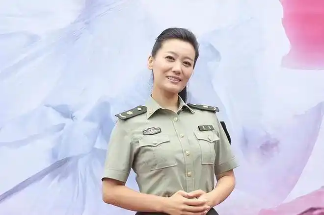 知名军旅歌手谭晶嫁大9岁丈夫37岁喜当妈一家幸福