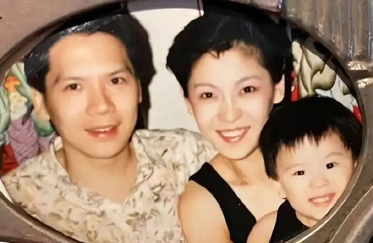 向太年轻时的美照曝光,和郭美女像母女俩,漂亮程度不输关之琳_向华强