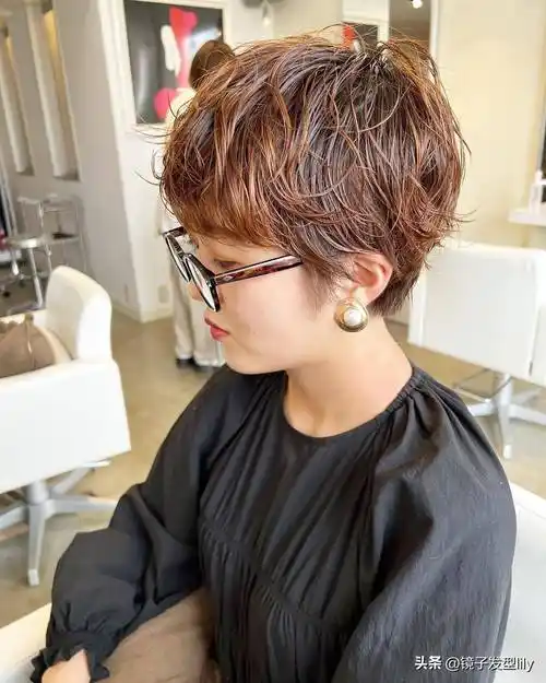 女士发型别乱剪,想美就选露耳短发,好看时尚不夸张
