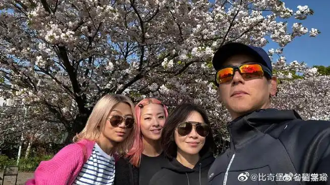 刘嘉玲晒与彭于晏合照