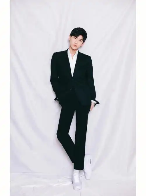 白敬亭西装小白鞋白袜