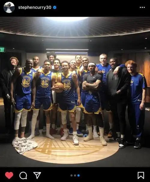 勇士全队合影庆祝库里抱球c位出镜手拿17818字样照致敬张伯伦