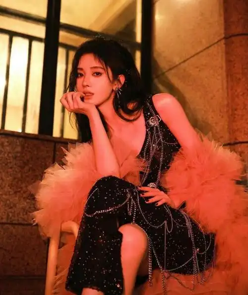 鞠婧祎一身亮片羽毛礼服秀出美背细长腿性感又冷艳