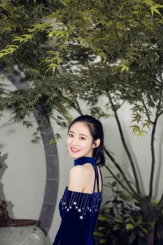 王莫涵时尚写真曝光 简约性感气质优雅