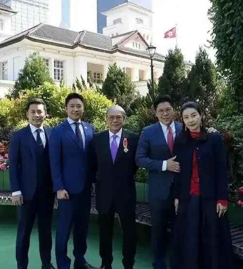 霍启山气质真好,身高比霍启仁霍启刚高,合影昂首挺胸握拳很端庄