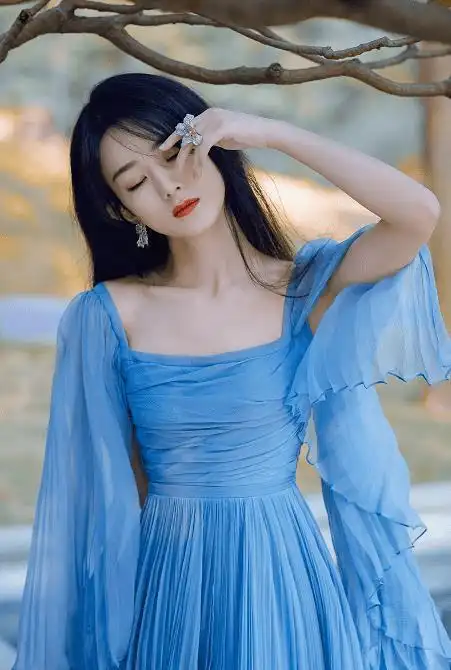 赵丽颖这一袭裙子,美到惊鸿!_气质_蓝色_设计