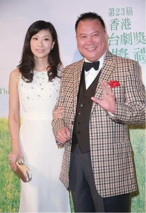 万梓良郭明黎夫妇挺恩爱两人站一起时挺腻歪穿衣风格却不相似