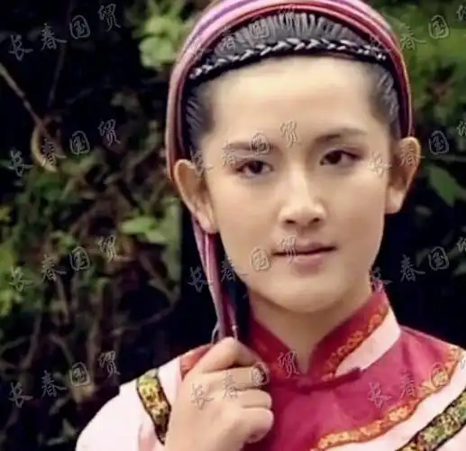 组图:谢娜青涩旧照曝光娇俏可人 赤脚漫步在海边大秀美腿