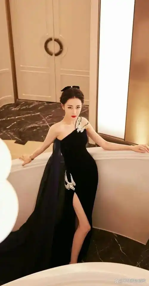 女明星迪丽热巴腰细如柳,盈盈一握,这身材太绝了!