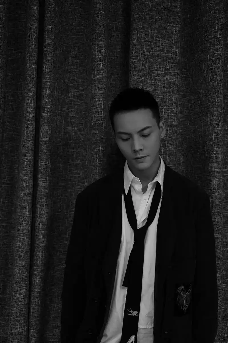 陈伟霆皮衣造型玩转朋克风格