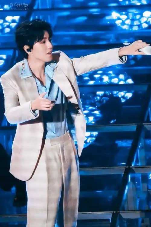 王俊凯超话#王俊凯 巴黎时装周##王俊凯将出席2024巴黎时装周#递话筒