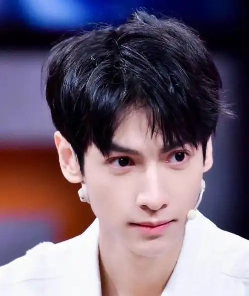 我们经常说的一句话叫"大眼睛,双眼皮"来形容人长得漂亮,帅气.