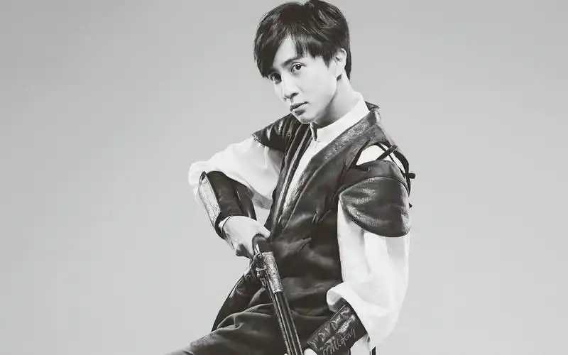 魅力男神薛之谦休闲帅气写真