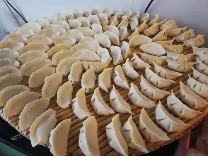 今天是周末,又可以吃到妈妈包的饺子啦～一起来学习妈妈牌手工水饺的