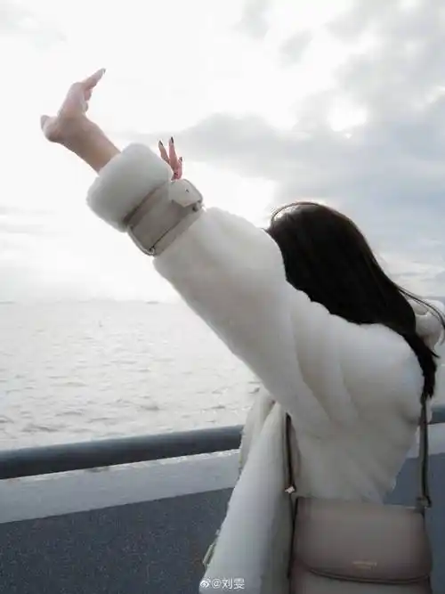 超模刘雯疯起来了在海边吹风玩泡泡每一张都是大长腿