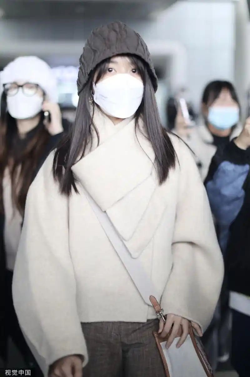 组图:蒋依依身着燕麦色外套现身机场 搭配同色系配饰穿搭超温柔