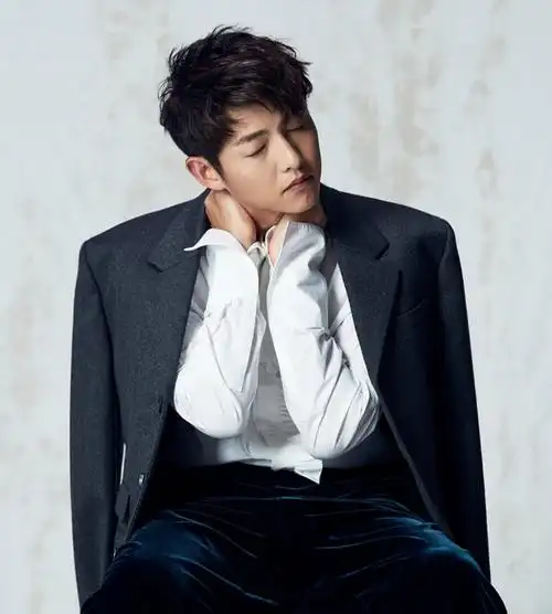 宋仲基最新大片曝光 尽显成熟魅力 宋仲基宋慧乔婚礼倒计时