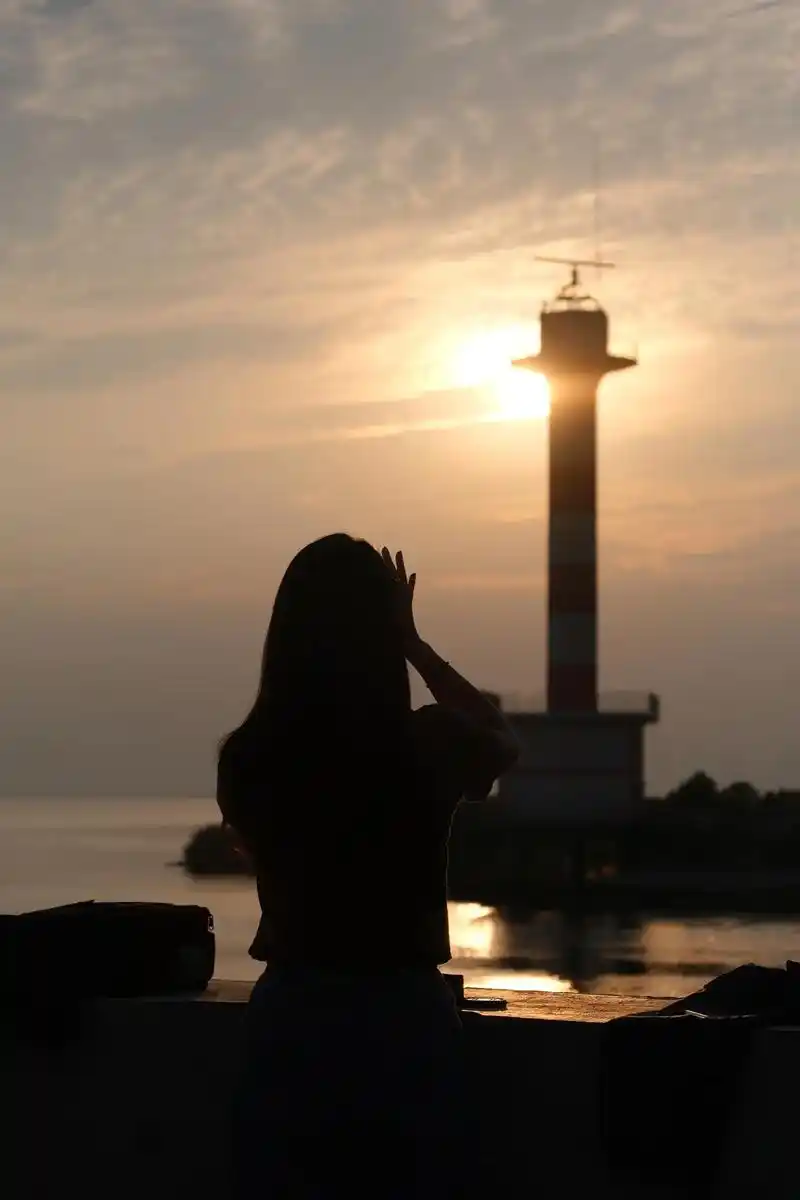 找平衡 找浪漫 找自己#晚霞 #背影 - 抖音