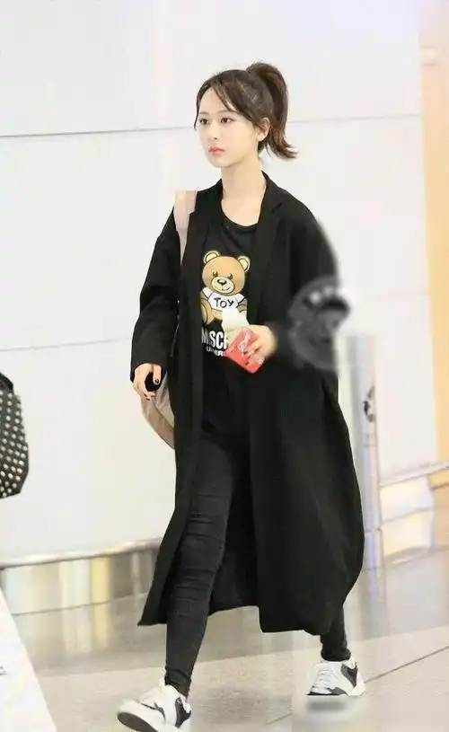 大多数女人都无法拒绝来自包包的诱惑,而杨紫对此似乎不怎么感冒,出行