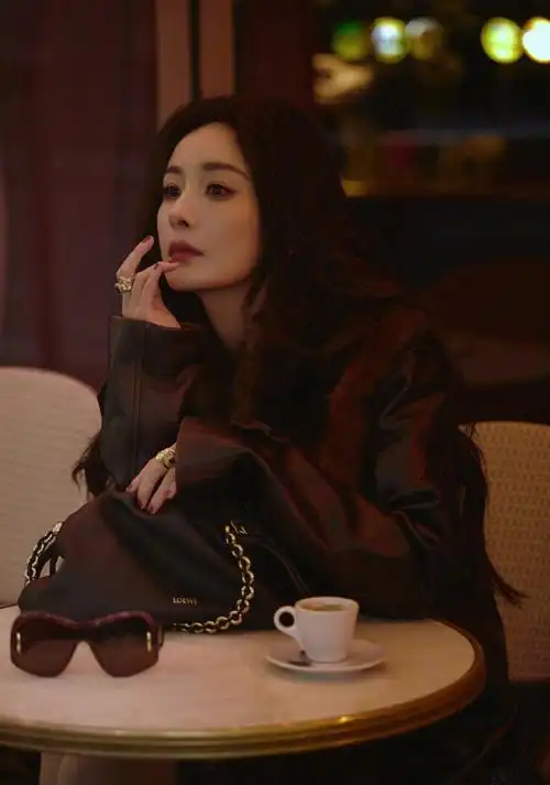 #杨幂总裁出街##杨幂巴黎撑伞##杨幂看秀座位#