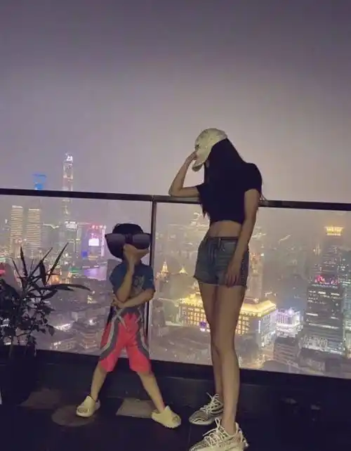 黄晓明晒全家福庆生,祖孙三代同框超有爱,小海绵送爸爸糖果礼盒_儿子