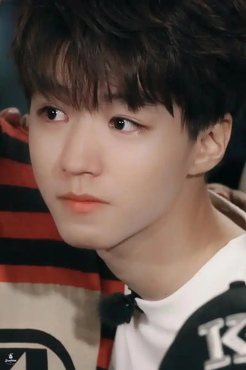 tfboys分享201107王俊凯的绝美下颚线合集图帅气与可爱并存的小俊绝了