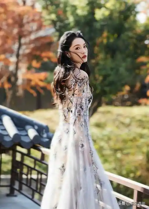 李沁的雾蓝薄纱连衣裙,完美身材,这将无法动心!_时尚_裙子_仙境