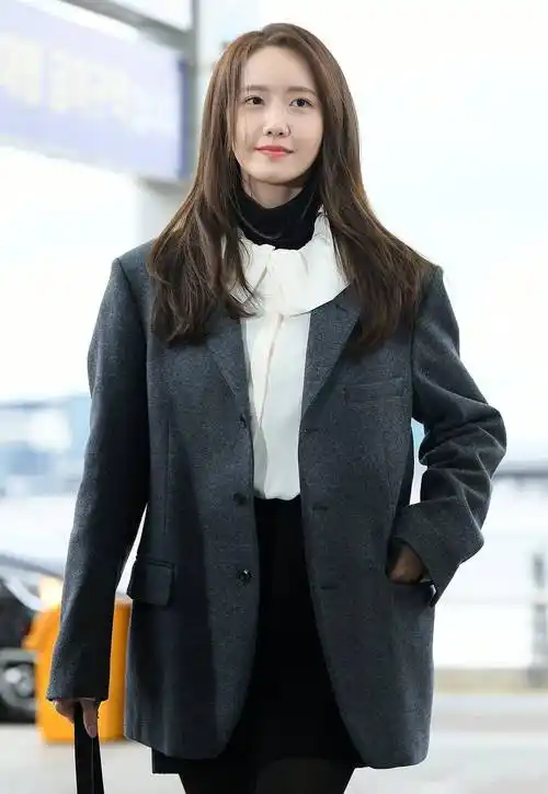 林允儿也太爱穿西装了,这次西装搭却太心机,长腿被衬托的太性感_姐姐