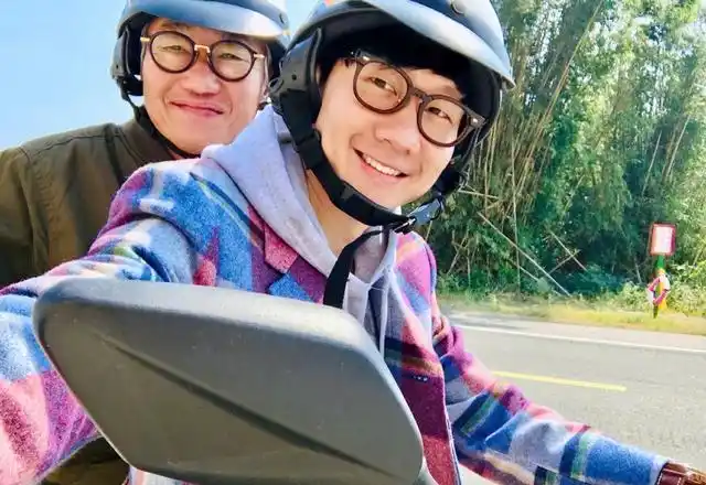 王一博晒父亲年轻帅照父子神似黄磊懒理孙红雷cue晒多多礼物