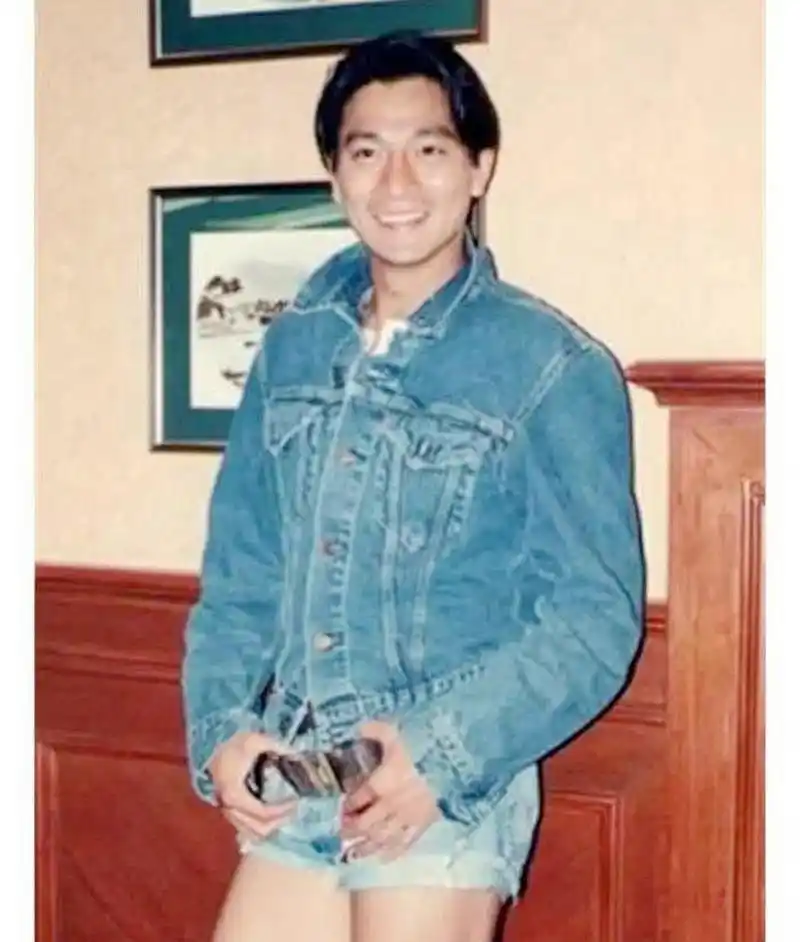 不得不说刘德华以前的衣服真的很大胆,现在这条牛仔短裤也很高级