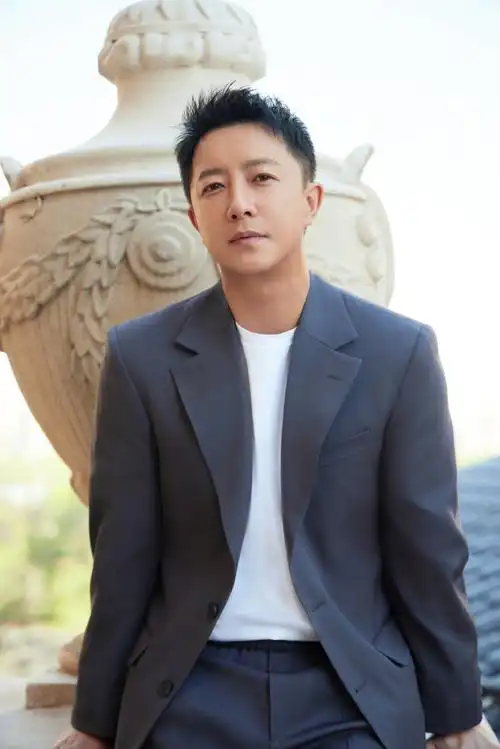 韩庚五一上班西装造型