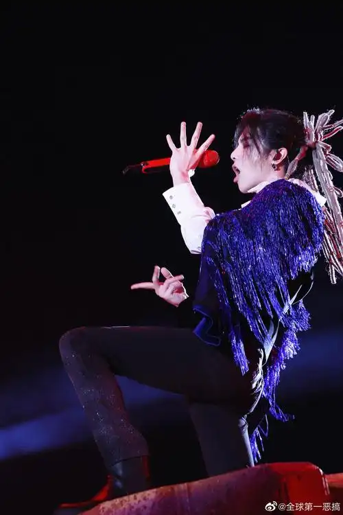 在海口演唱会上华晨宇yu首唱新歌飞行模式歌词里的加班到白头
