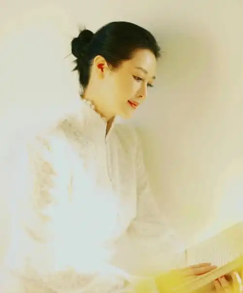 《承欢记》邓英:年轻时因美貌出圈,46岁婚姻无着落却越发优雅了