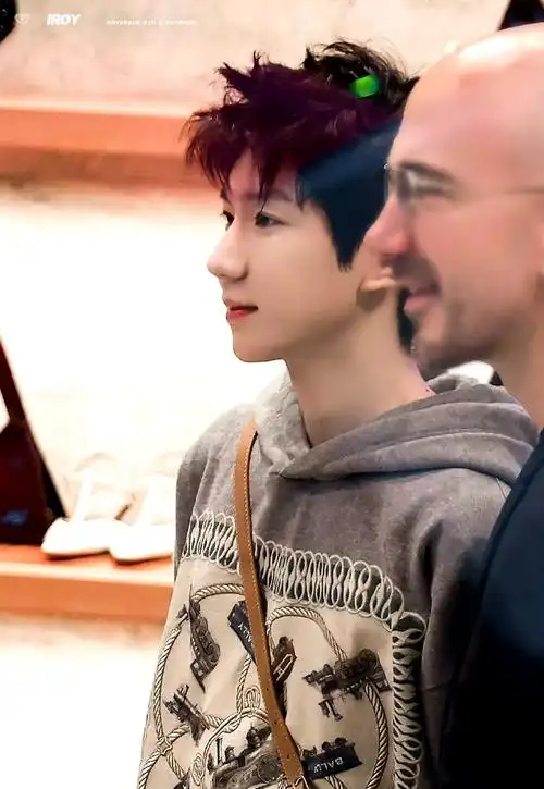 王源米兰看秀图#王源出席米兰时装周秀场图清爽蓝色牛仔外套少母行