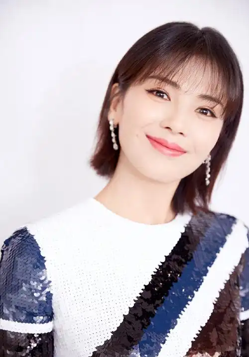 原创刘涛一款短发搭配一条白色条纹连衣裙,减龄又时尚,美得不像话