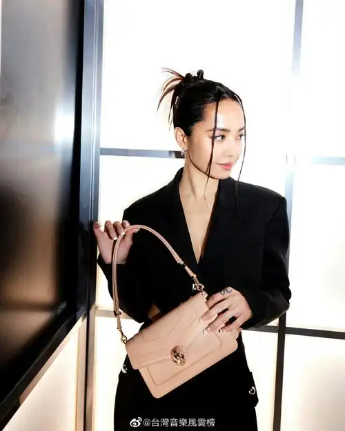 蔡依林黑色漏腰西装造型