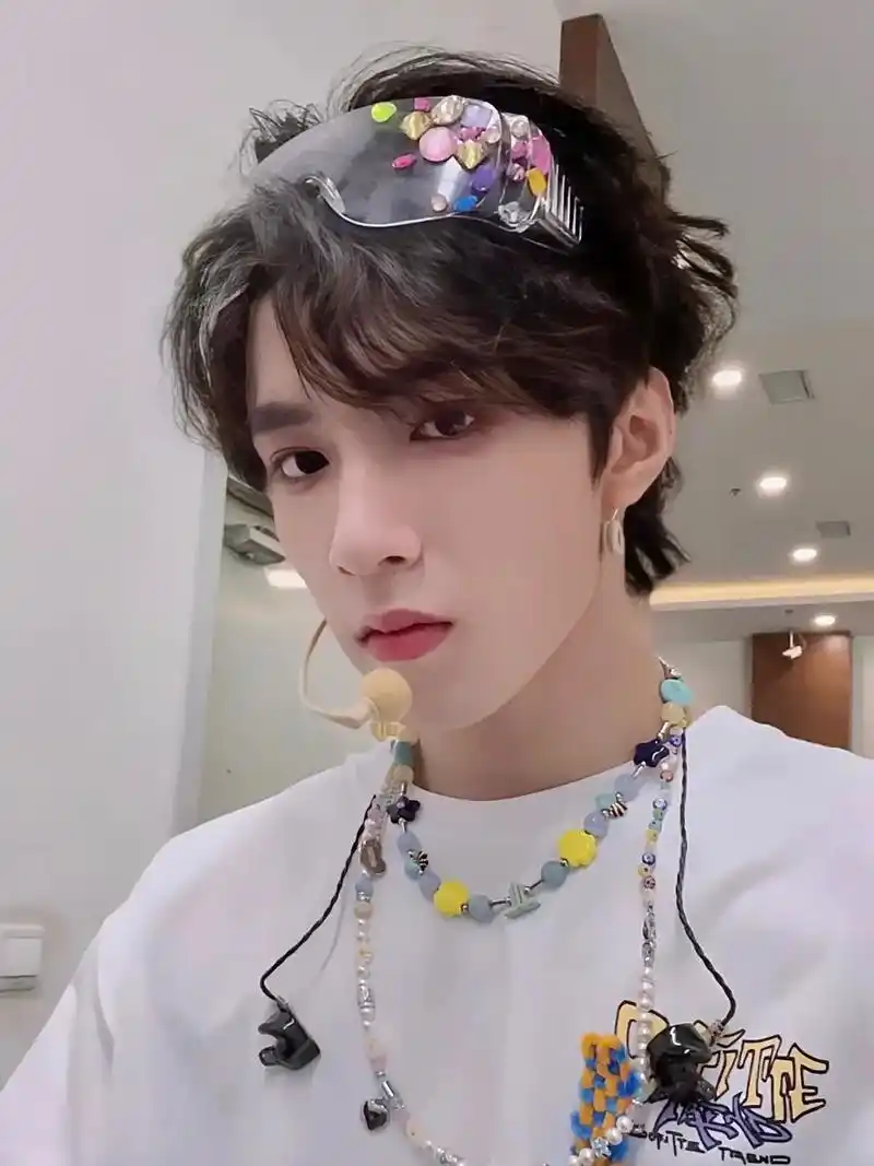 刘耀文 这做成小卡不得哐哐买#大帅哥驾到通通闪开#护目镜 - 抖音