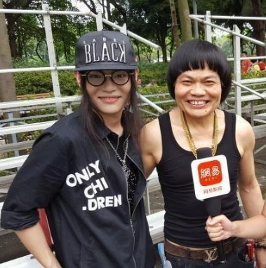 以前八两金也有在剧中扮演男扮女装,但是八两金的儿子好像是要东动真