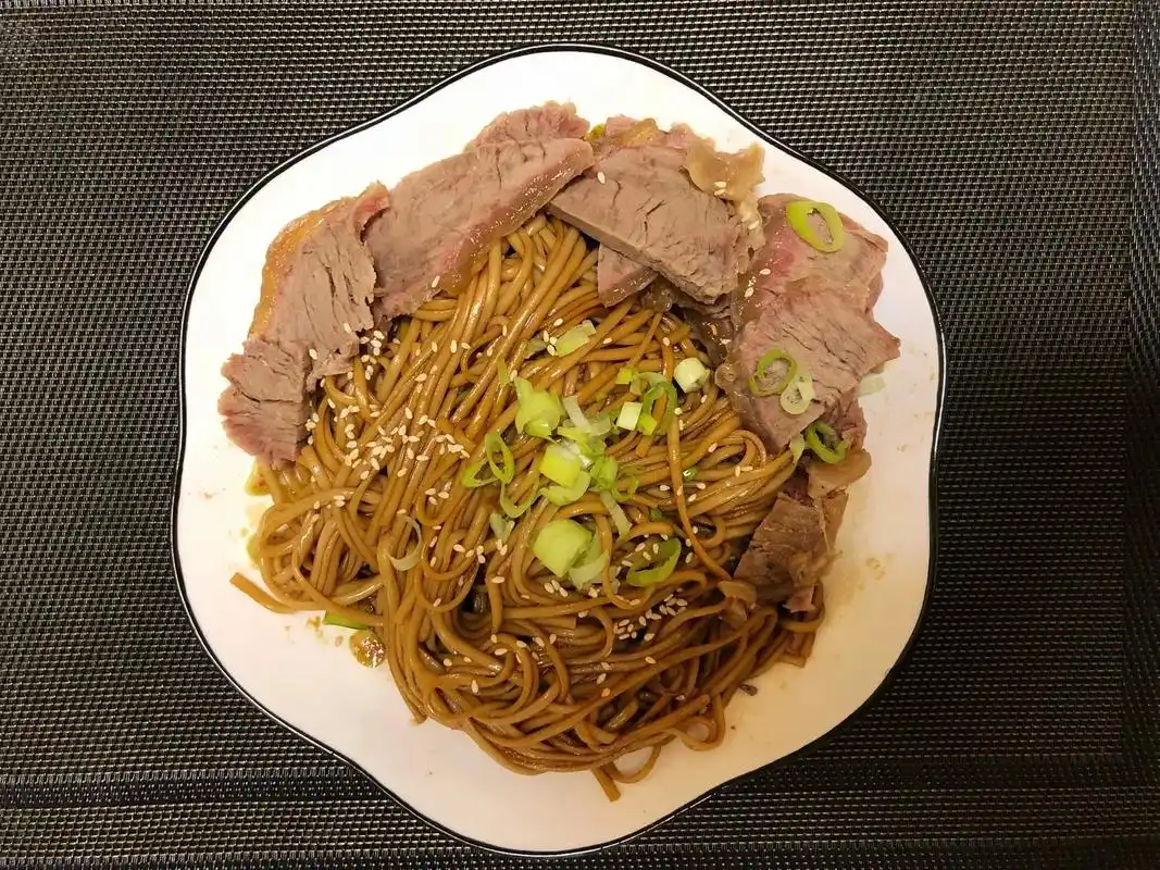 葱油拌面,放点之前做的酱牛肉,散点芝麻,把简 - 抖音