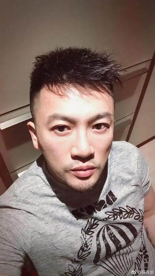 苏有朋时隔近两月再晒自拍照 浓眉大眼帅气依旧