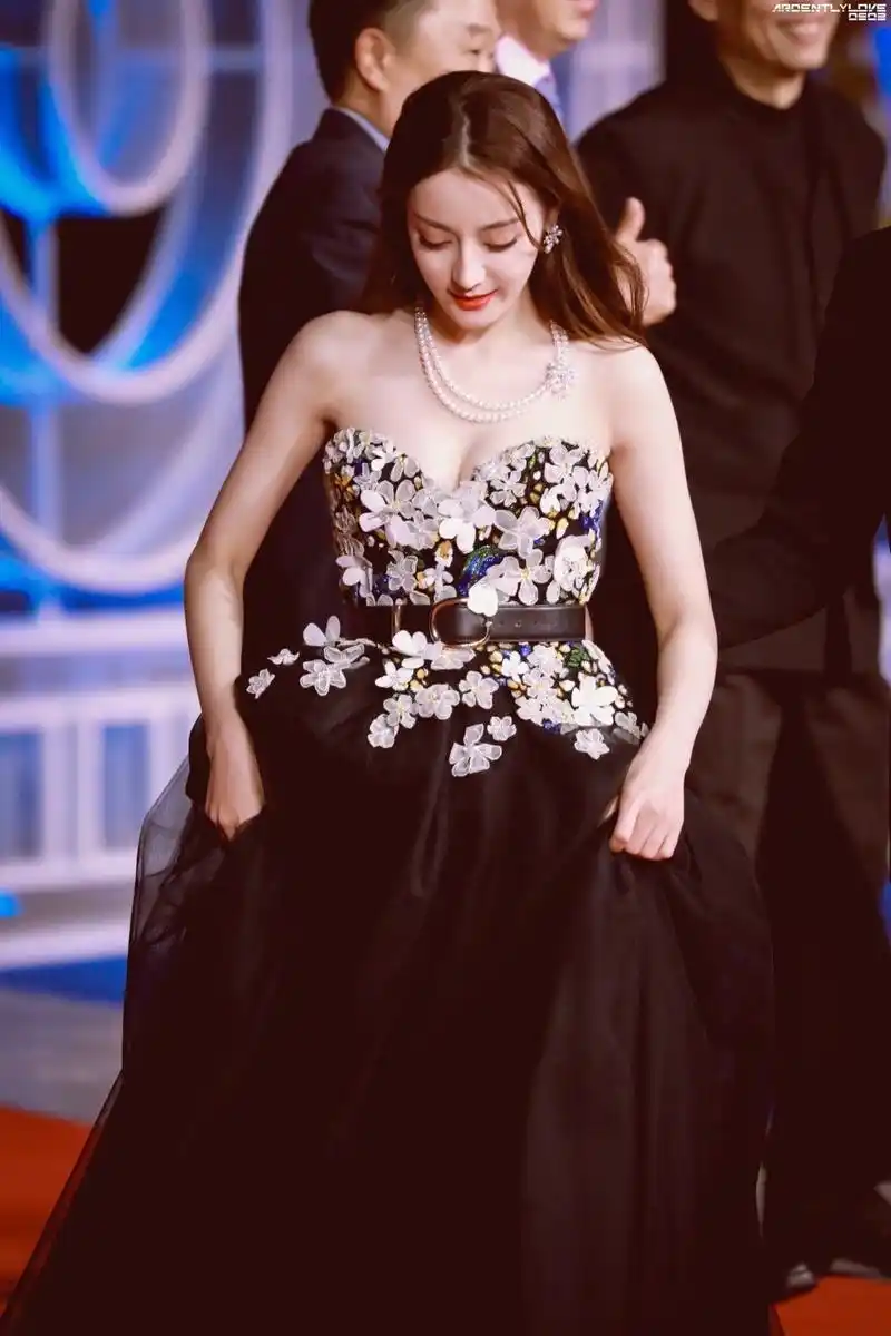 迪丽热巴金鸡奖红地毯,抹胸黑色连衣裙惊艳四海八荒