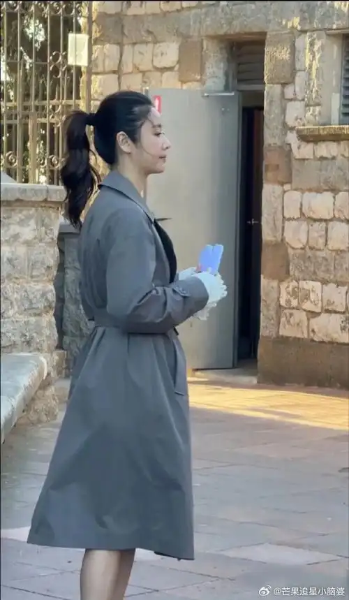 林心如巴塞罗那街头被网友偶遇,这生图的状态也太好了吧,哪里像48岁的