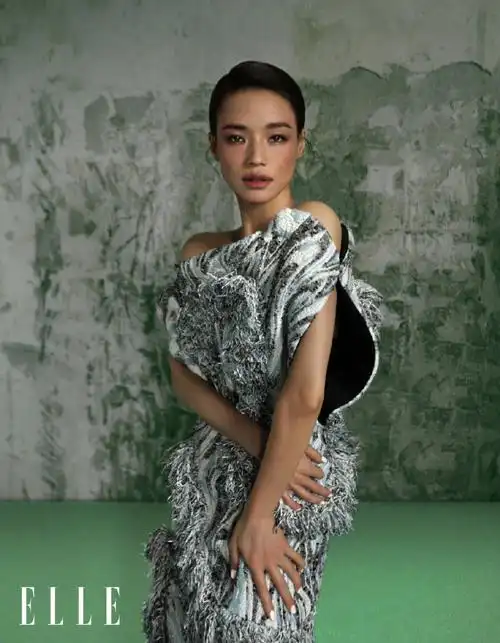 舒淇身穿bottega veneta春夏新款登上《elle》三月刊封面#舒淇春意