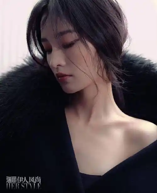 10月24日,李沁发布了《瑞丽伊人风尚》 11月号的逆光阴影照片,很有