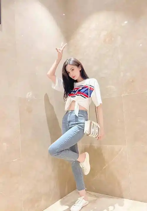 古力娜扎晒日常私服照,身穿露腰白t搭紧身牛仔裤,她的衣品如何