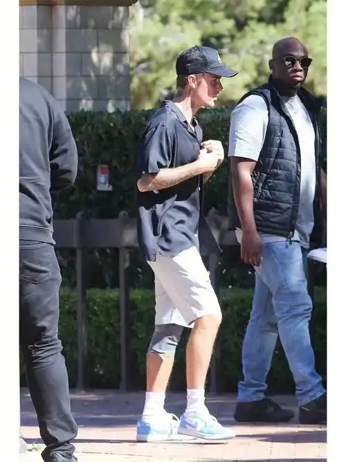 justinbieber 前往加州拉古纳海滩的一家高尔夫75159215