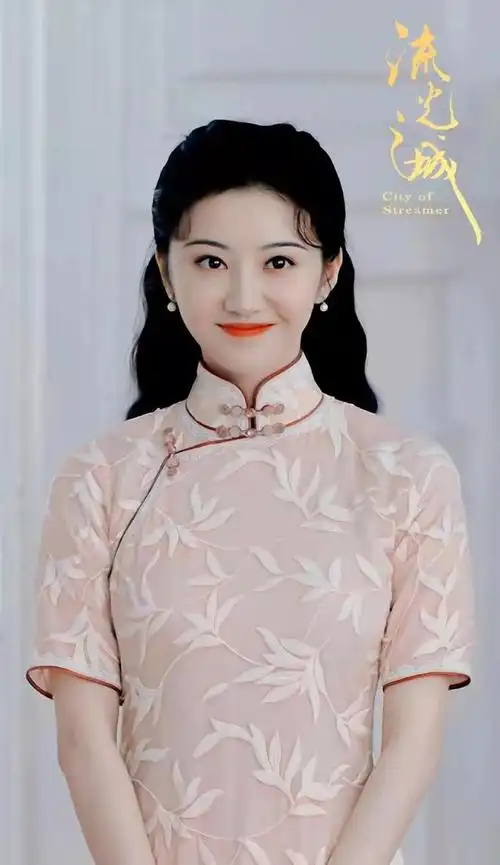 34岁景甜旗袍造型又火出圈妆容淡雅气质出众网友民国女先生