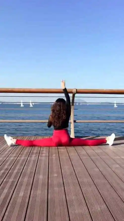 美女劈叉也太轻松了吧看完好羡慕